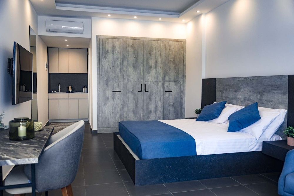 The Lead Hotel Business Studio Suite 2