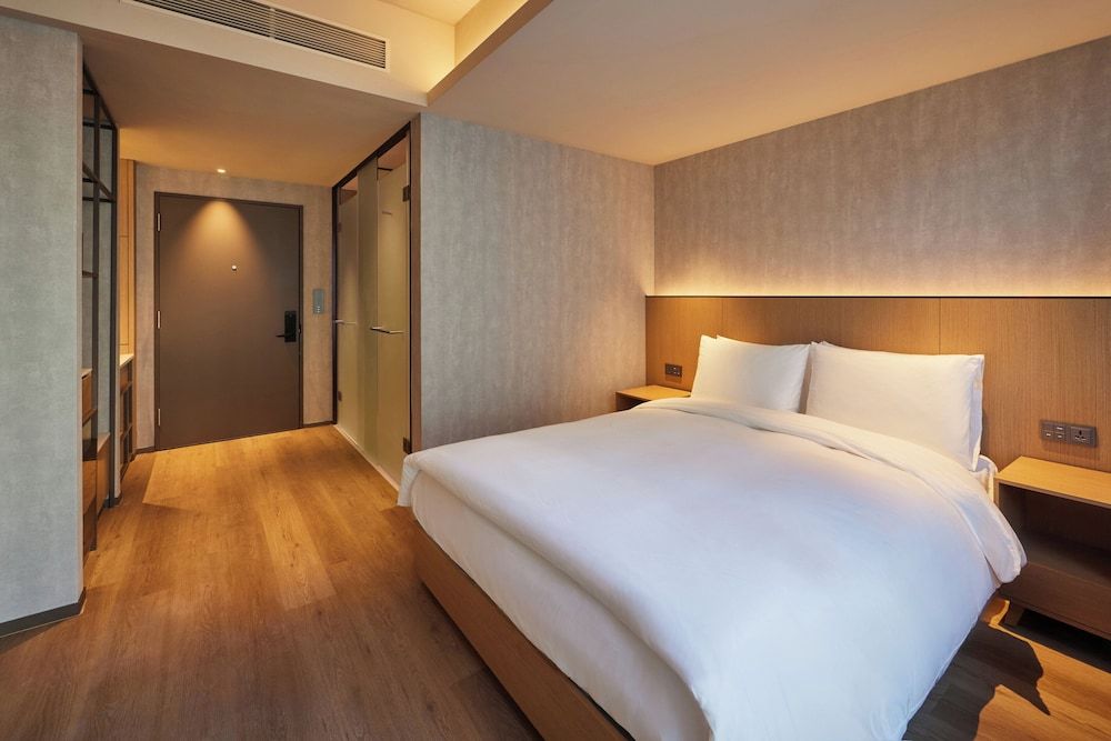 STANDARD, QUEEN BED
