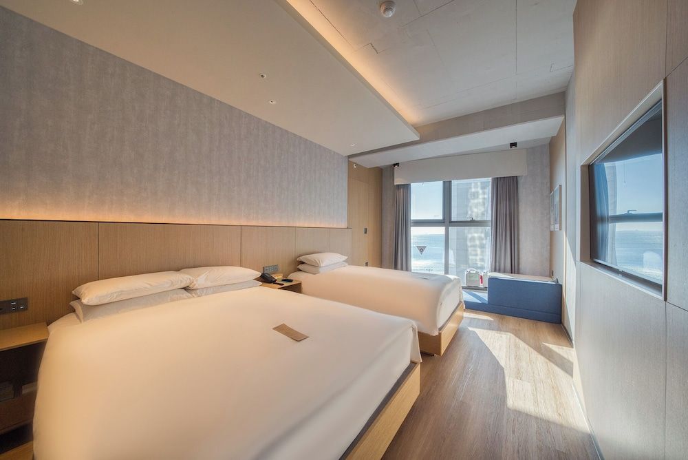 FAMILY, TWIN BEDS, SIDE OCEAN VIEW