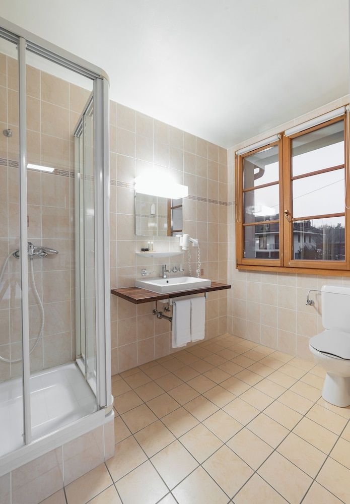 Hotel Restaurant Kutchi Standard Double or Twin Room, Balcony, Lake View 6