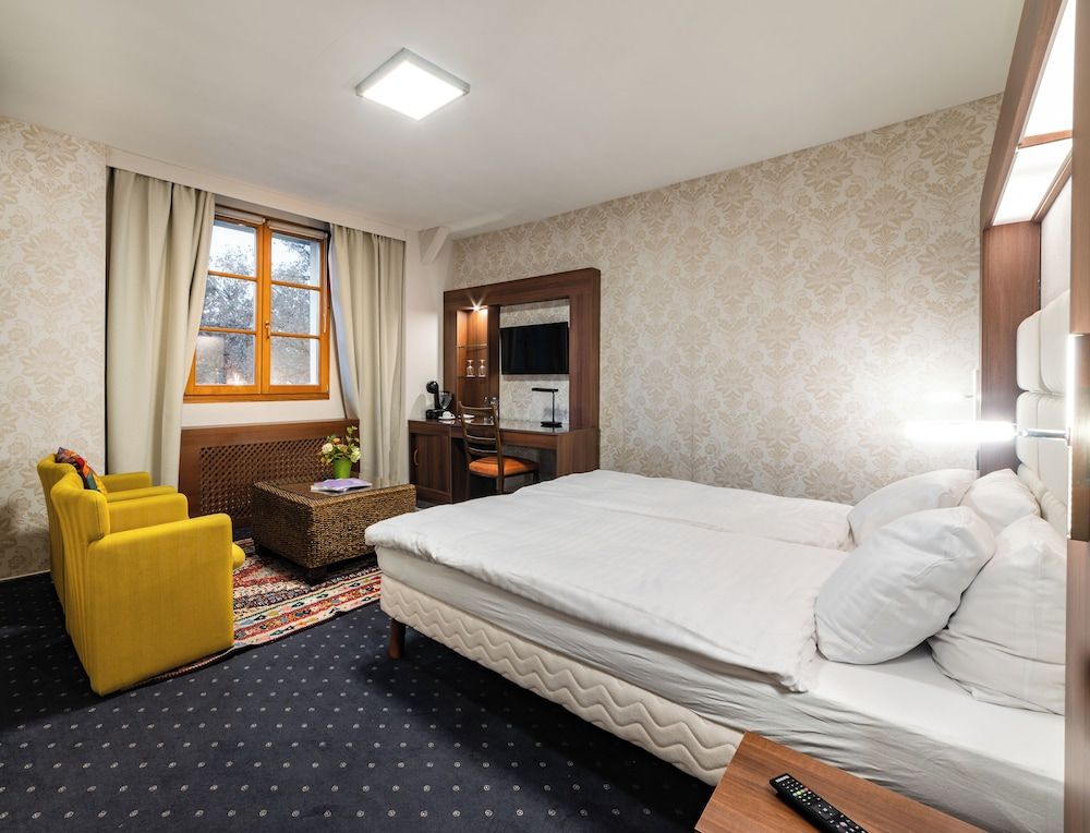 Hotel Restaurant Kutchi Standard Double or Twin Room, Balcony, Lake View 3