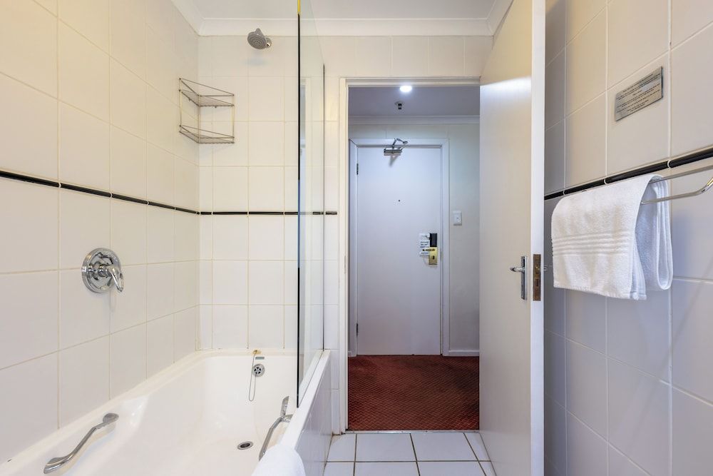 Knysna Log-Inn Hotel Basic Twin Room 4