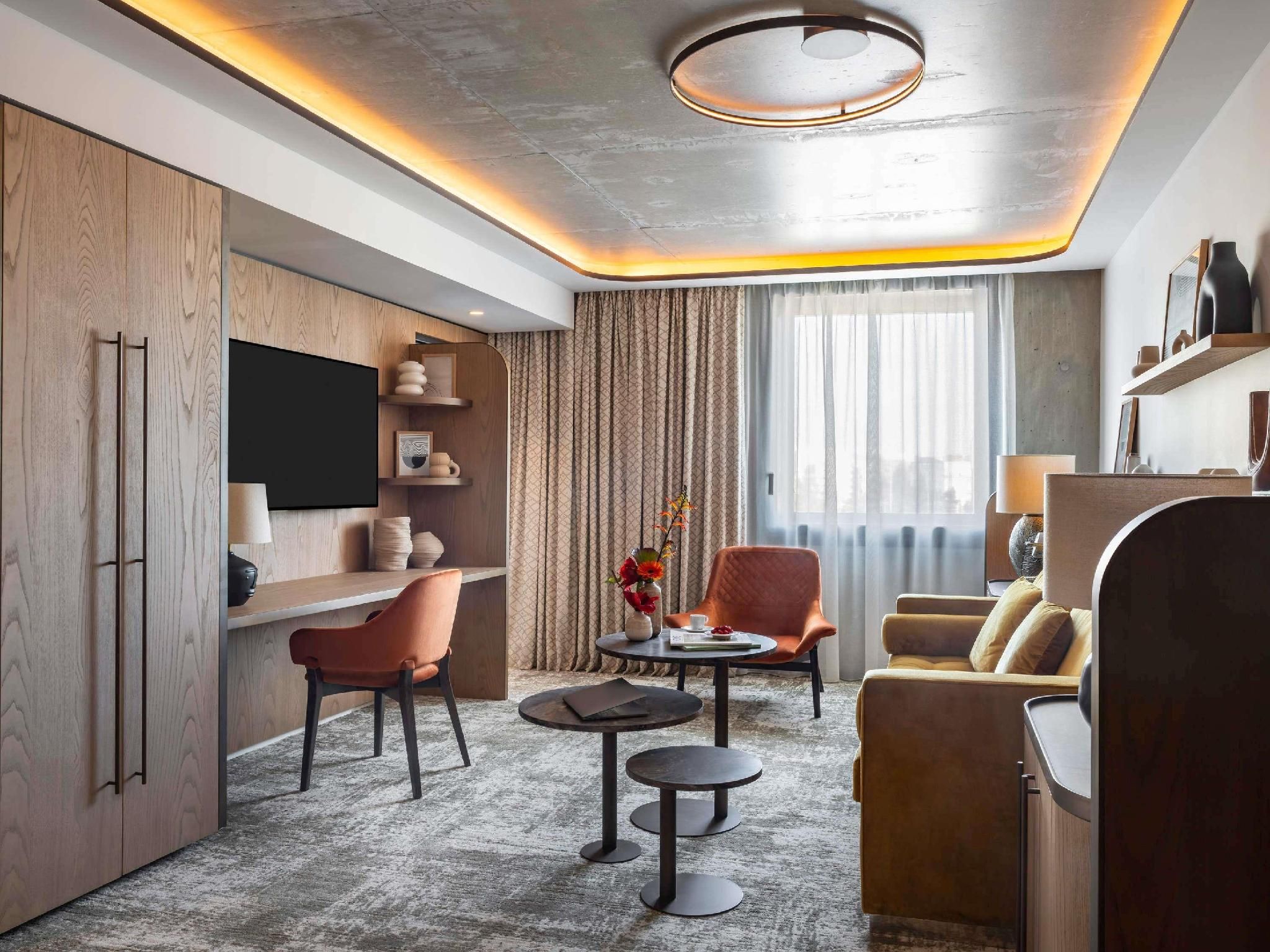 Suite, 1 King-Size Bed And 1 Double Sofa Bed