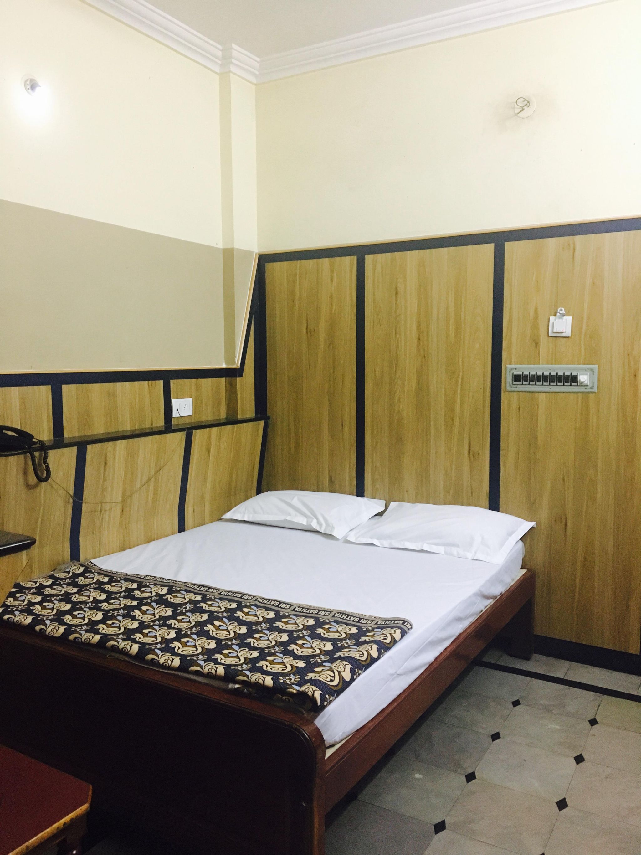 Shree Balaji Deluxe Lodge Deluxe Non AC Room 2