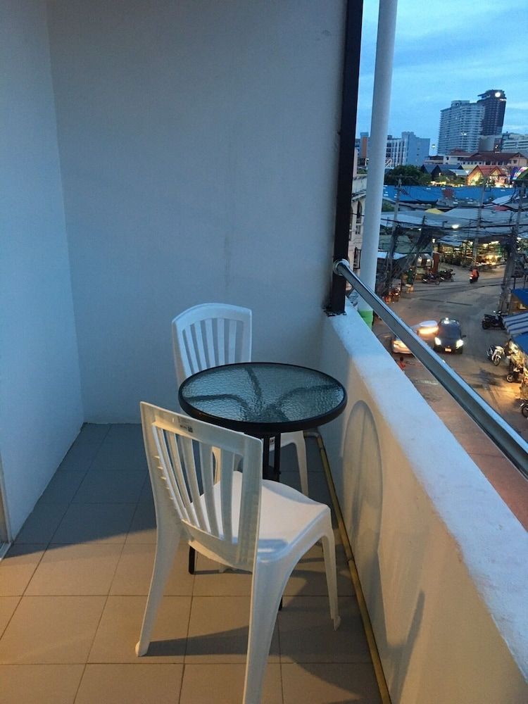 Smart Place Pattaya Standard Double Room, Balcony, City View 10