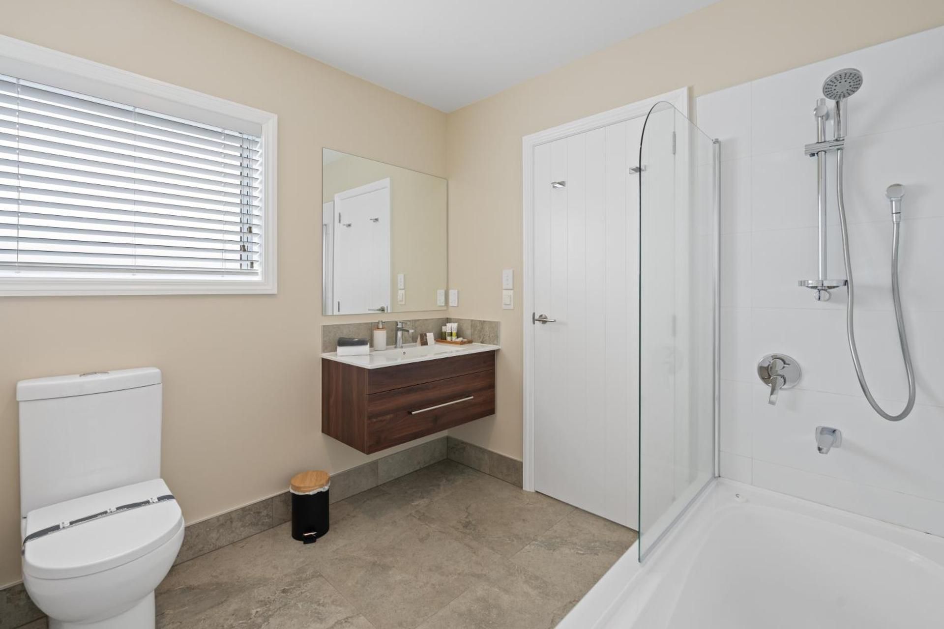 King Room with Hot Tub - Non-Smoking