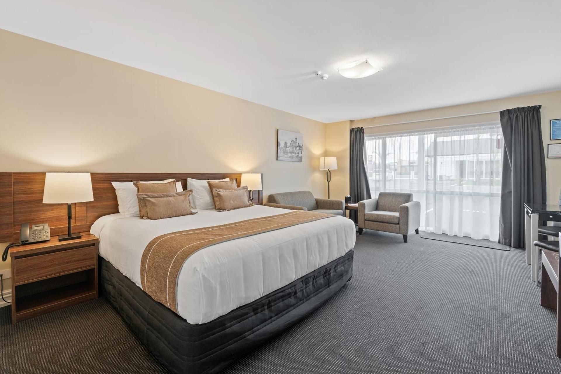 King Room with Hot Tub - Non-Smoking