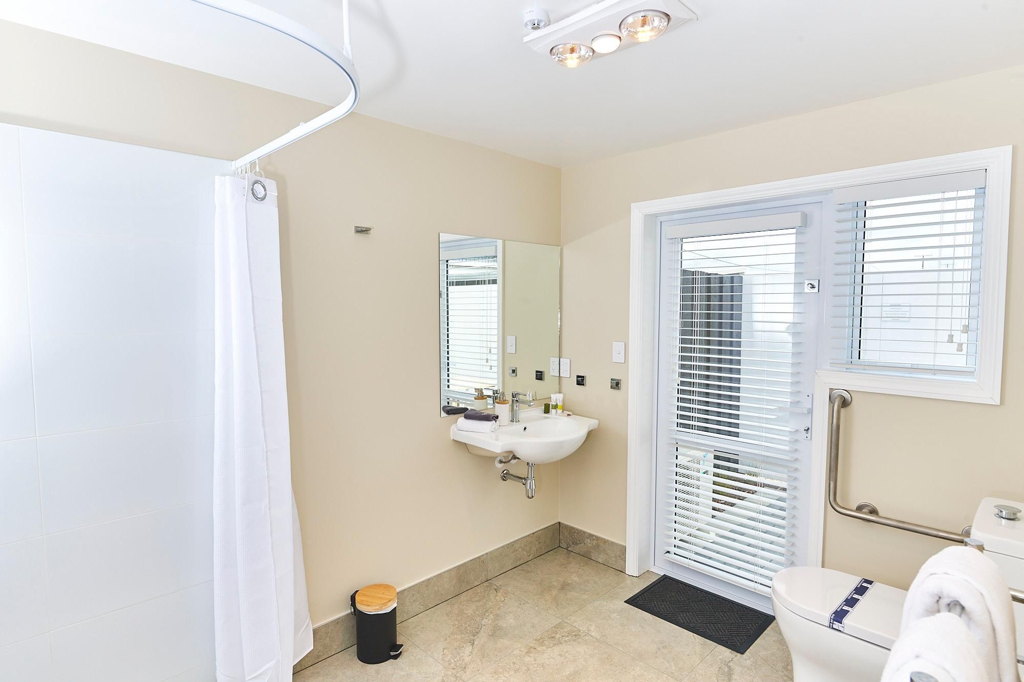 2 Double Accessible Room with Roll In Shower