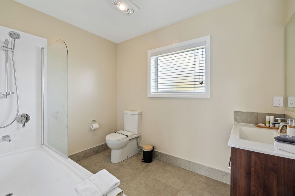 Newina Rotorua Premium Suite, 1 Queen Bed, Hot Tub, Ground Floor 6