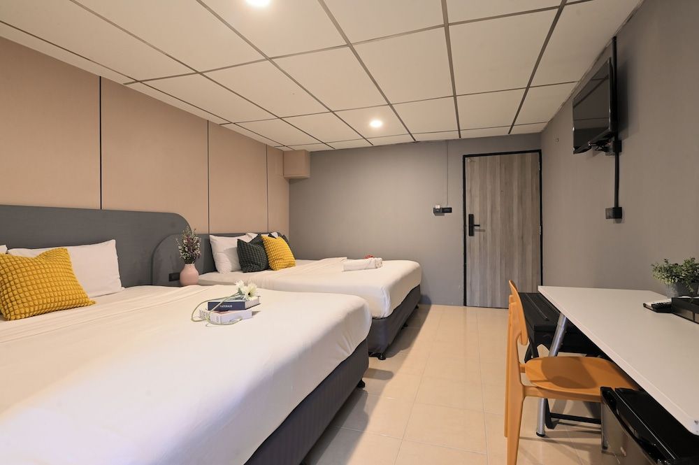 Deluxe Triple City View Room
