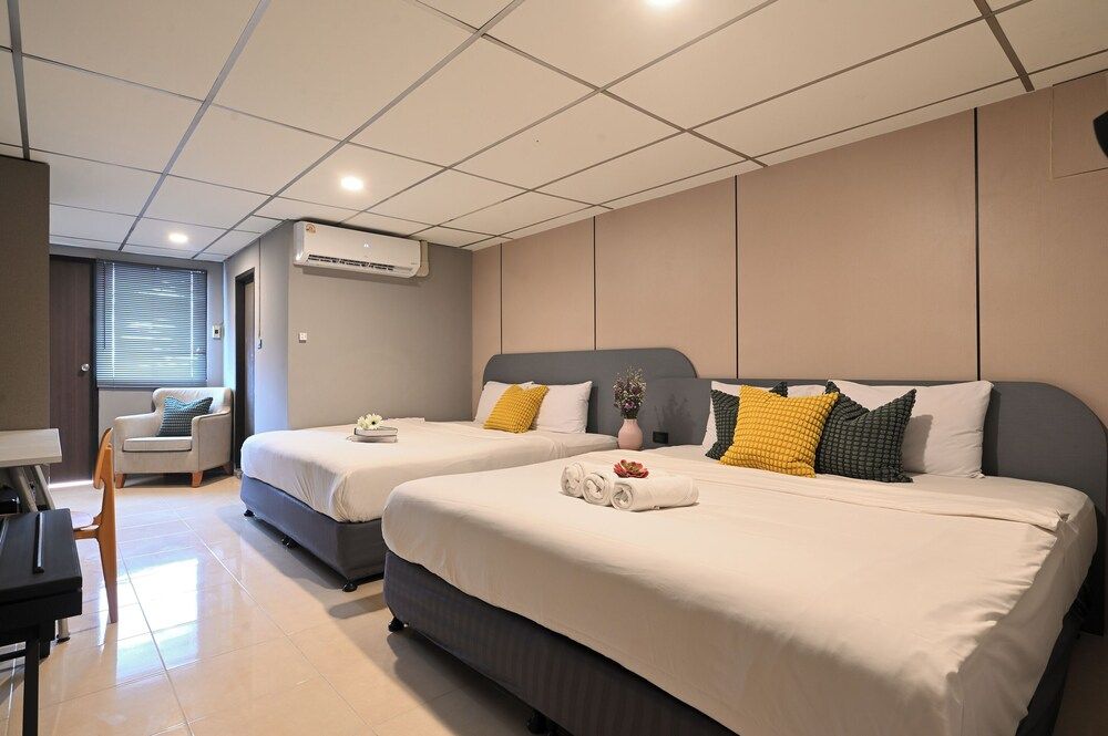 Deluxe Triple City View Room