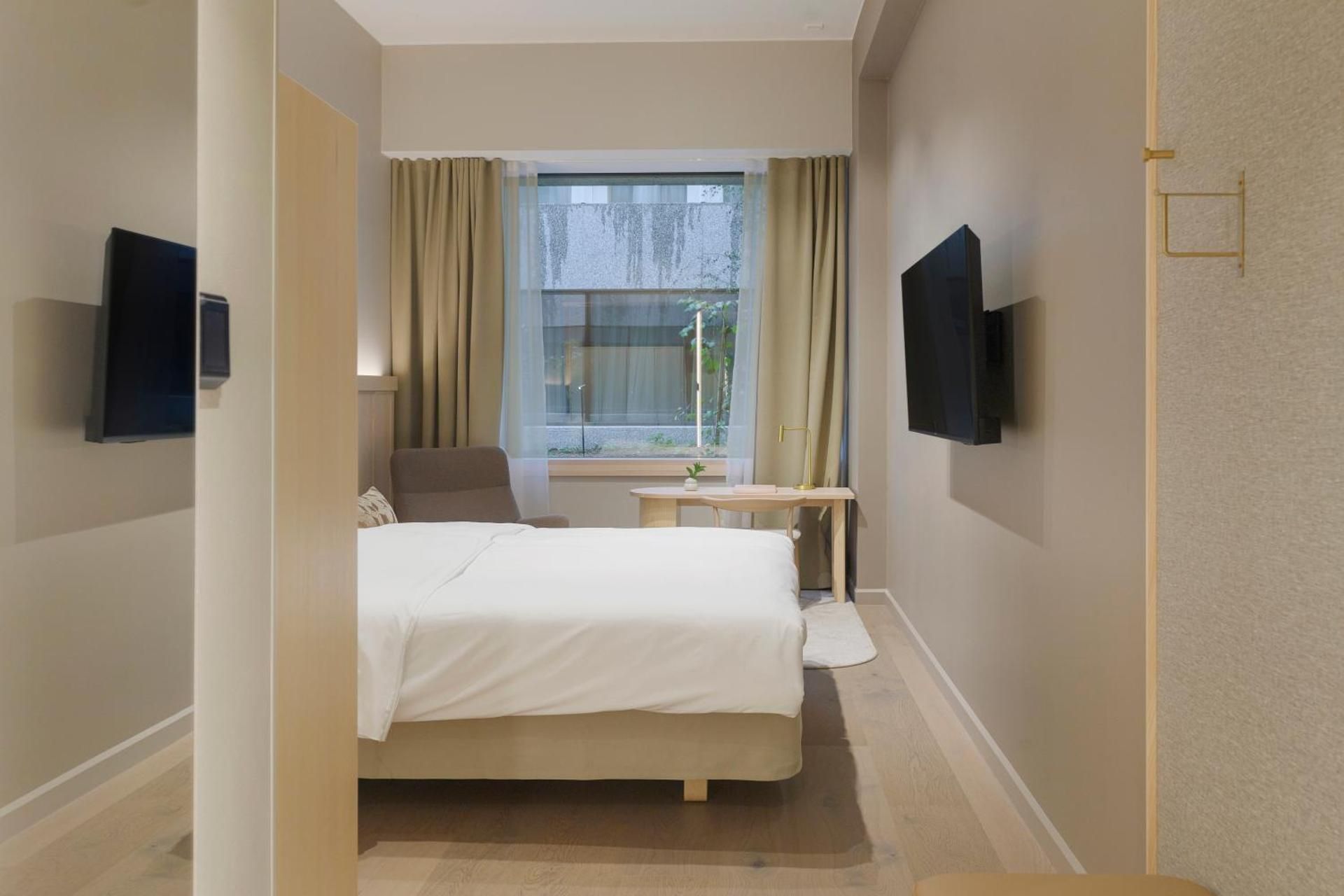 Standard Queen Room