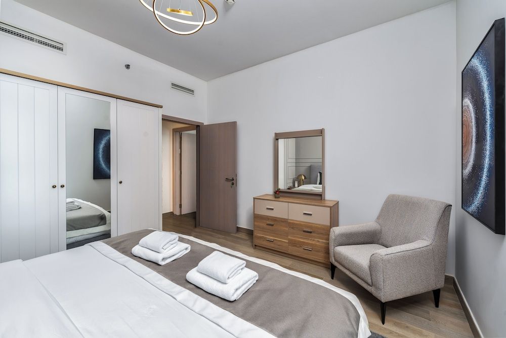Luxury Apartment, Balcony, Partial Lake View