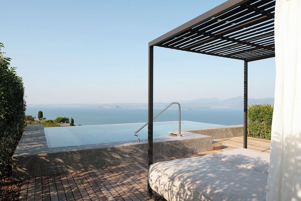 Cape of Senses Deluxe Suite, Private Pool, Lake View 3