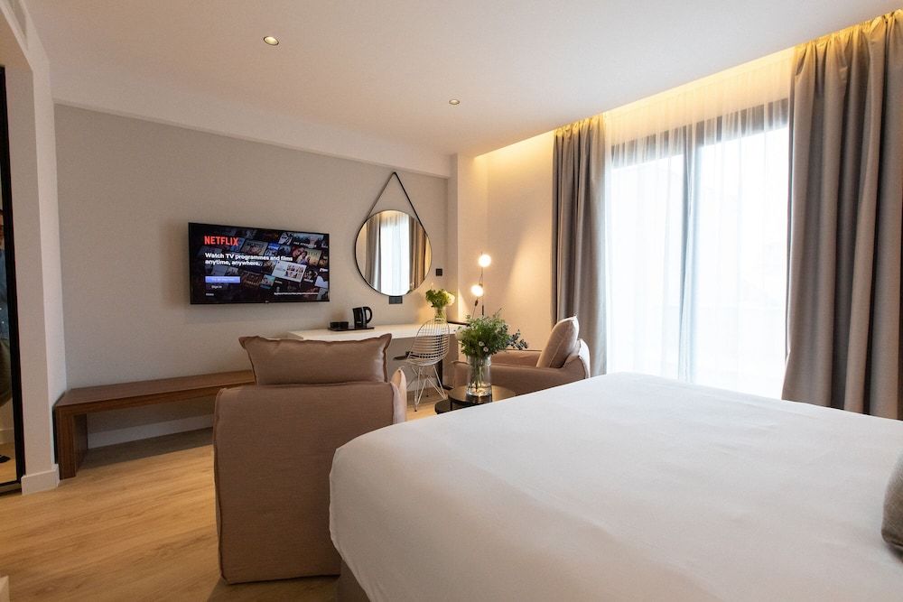 Old Port Hotel Junior Suite, City View 2