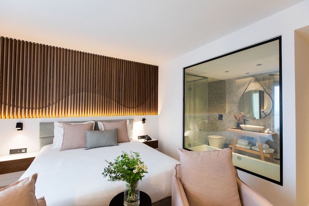 Old Port Hotel Junior Suite, City View