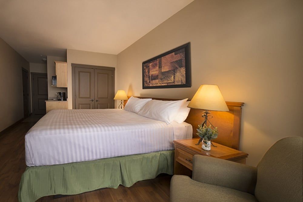 Palliser Lodge King Guest Room 2