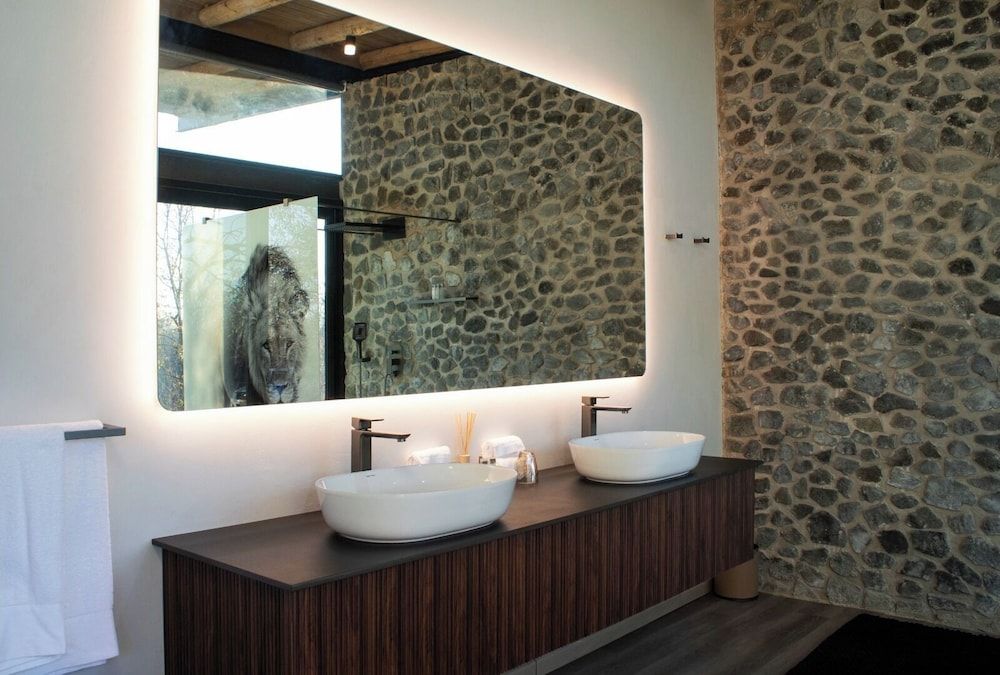 Umoya Safari Lodge Superior Suite, Mountain View 8