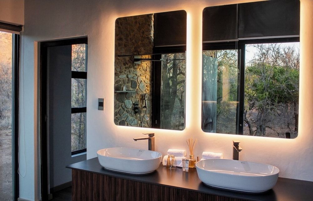 Umoya Safari Lodge Superior Suite, Mountain View 10