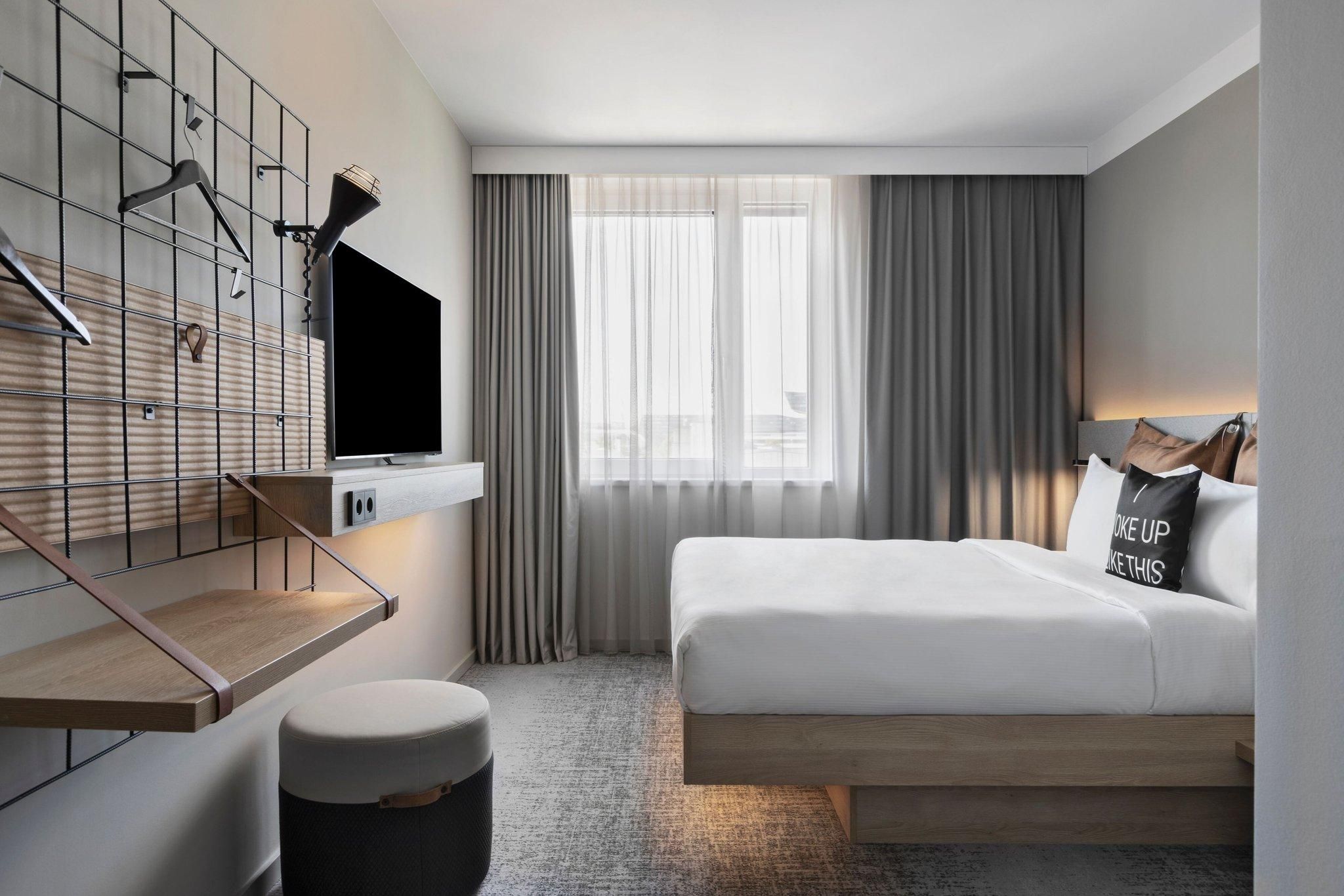 MOXY, Guest Room, 1 Queen, Inland view
