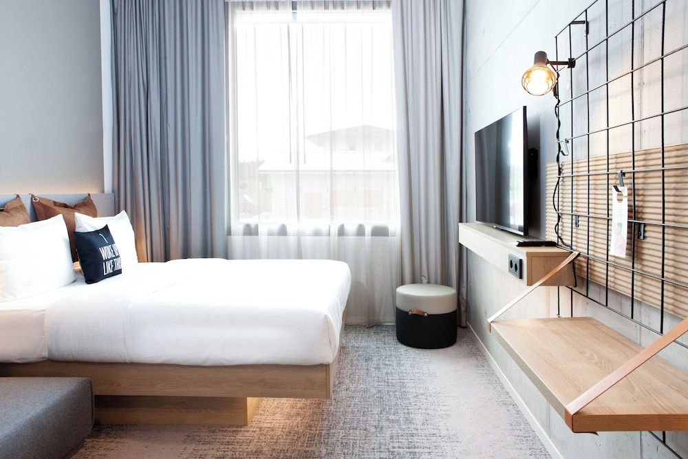 Moxy Vienna City East Room, 1 Queen Bed, View 3