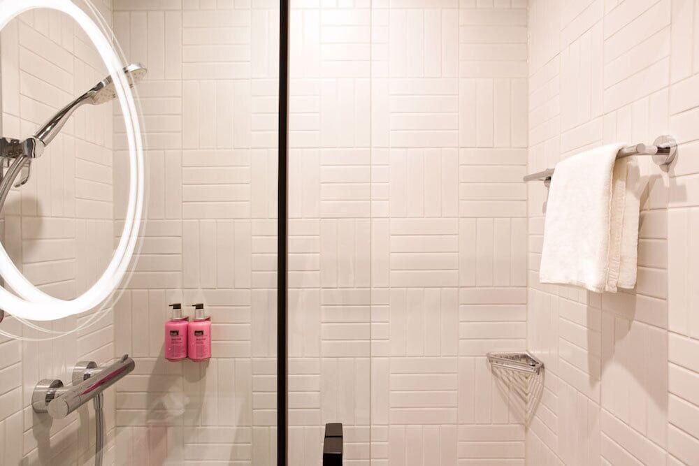 Moxy Vienna City East Room, 1 Queen Bed, View 7