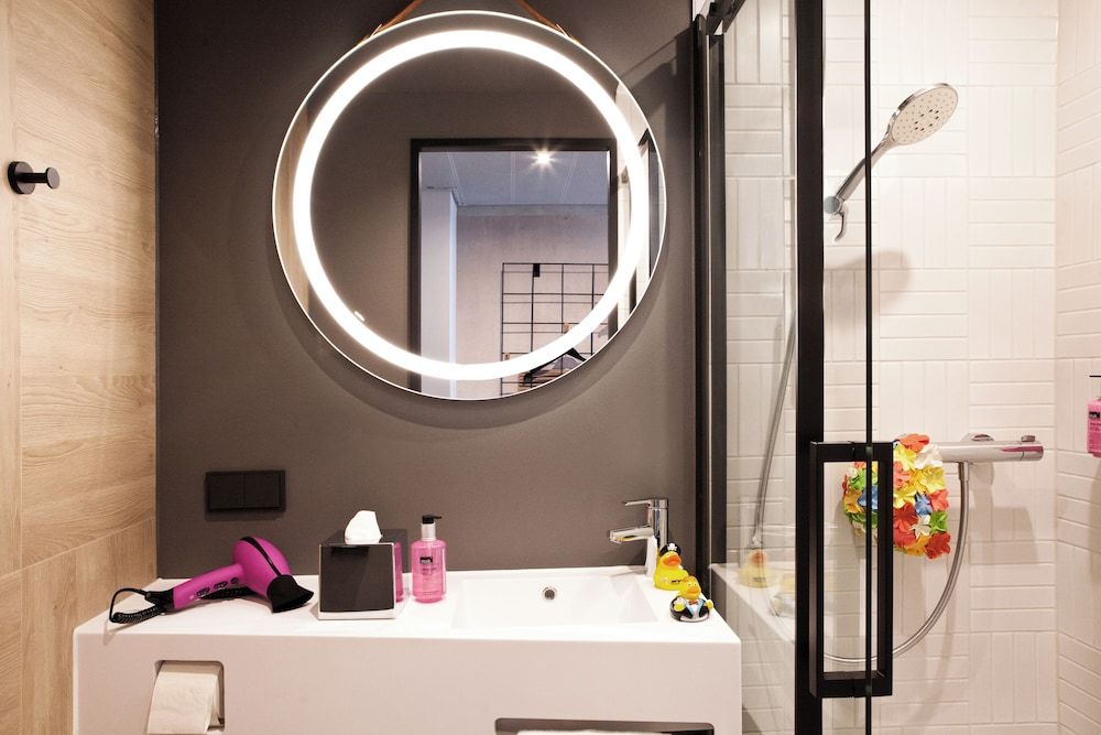 Moxy Vienna City East Room, 1 Queen Bed, View 6