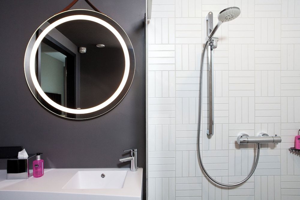 Moxy Vienna City East Room, 1 Queen Bed, View 8