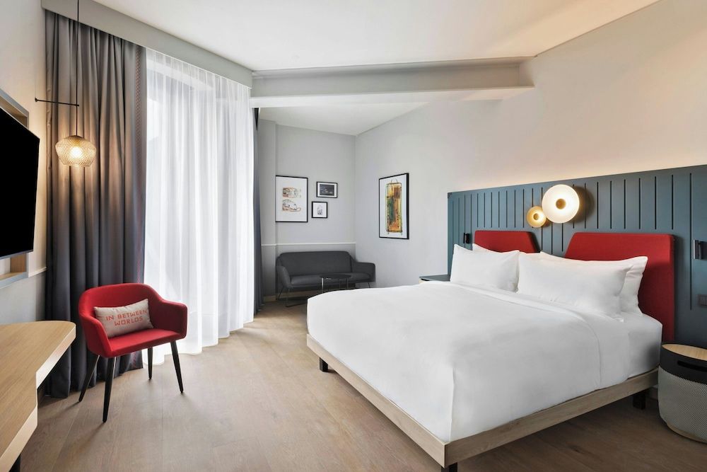 Junior Suite, 1 King Bed, Non Smoking, Courtyard View