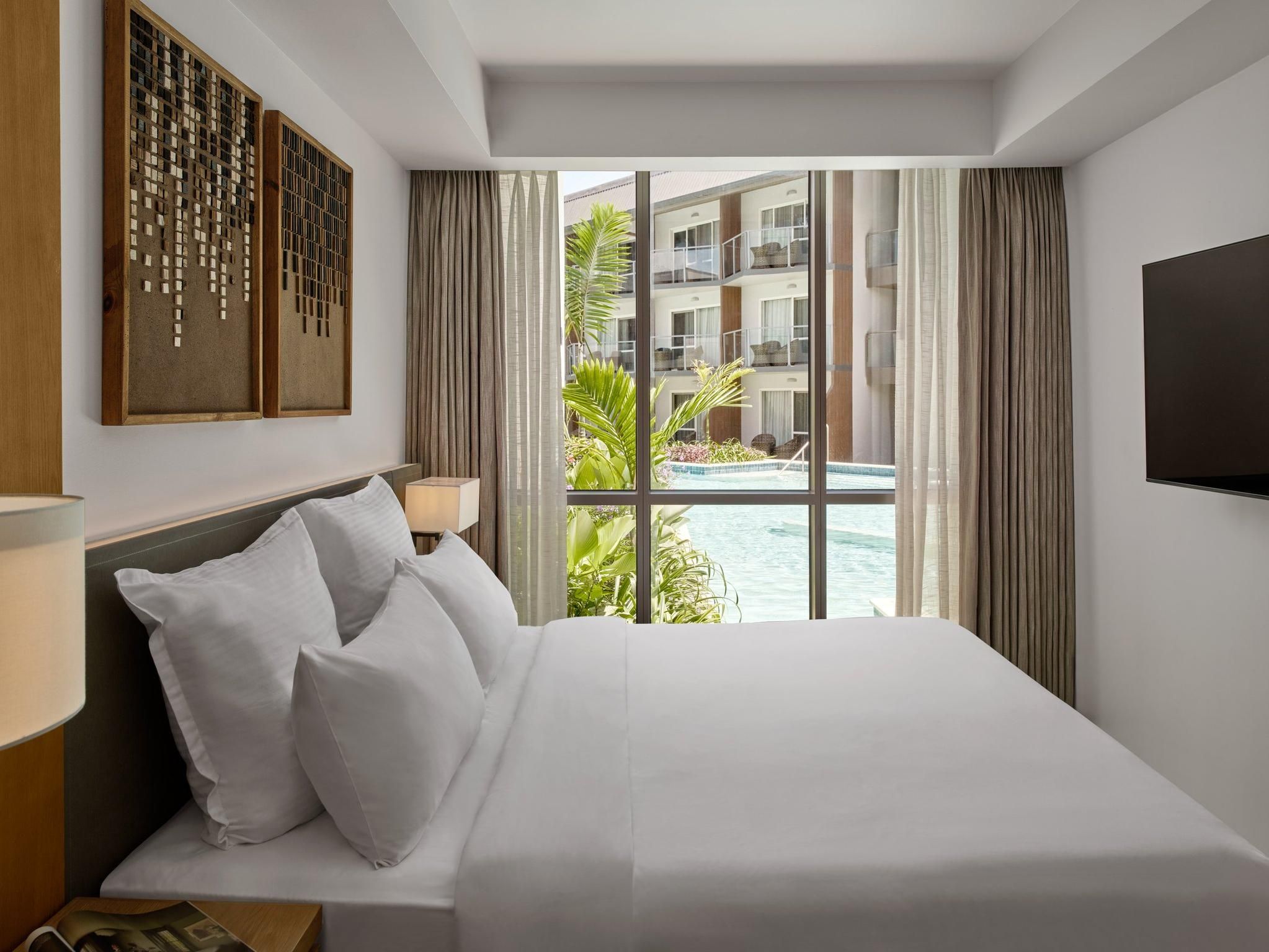 2 Bedroom Suite 1 King 2 Single Pool Access