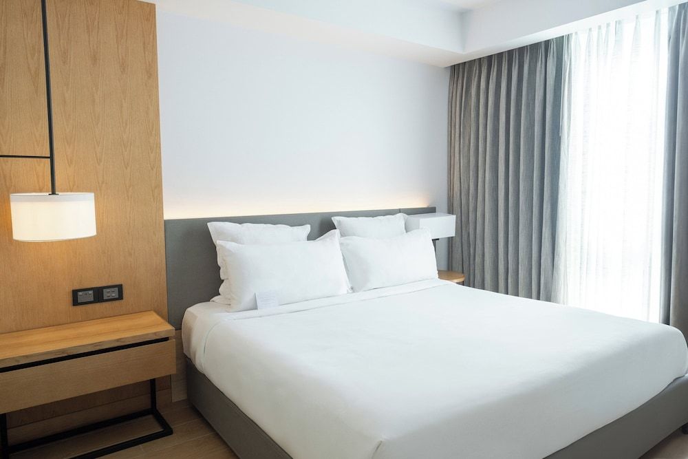 Junior Suite, 1 King Bed, Pool Access, Ocean View (Corner)