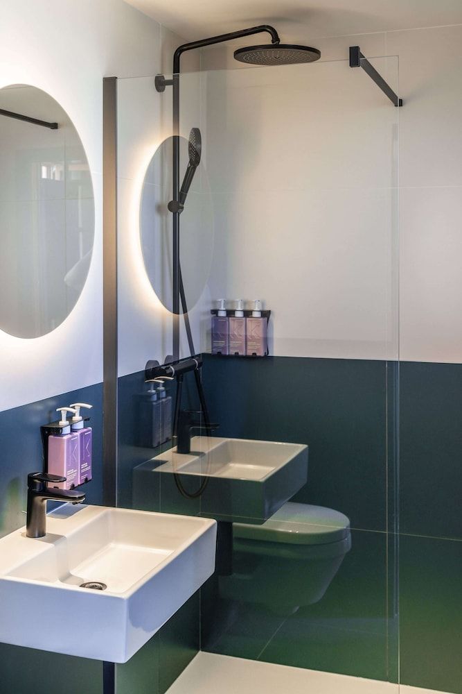 Tribe Paris Clichy Room, 2 Twin Beds (TRIBE Extra) 4