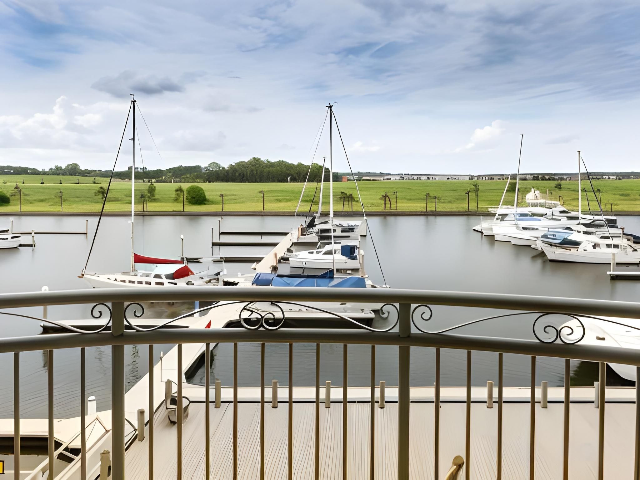 Deluxe King Room with Marina View