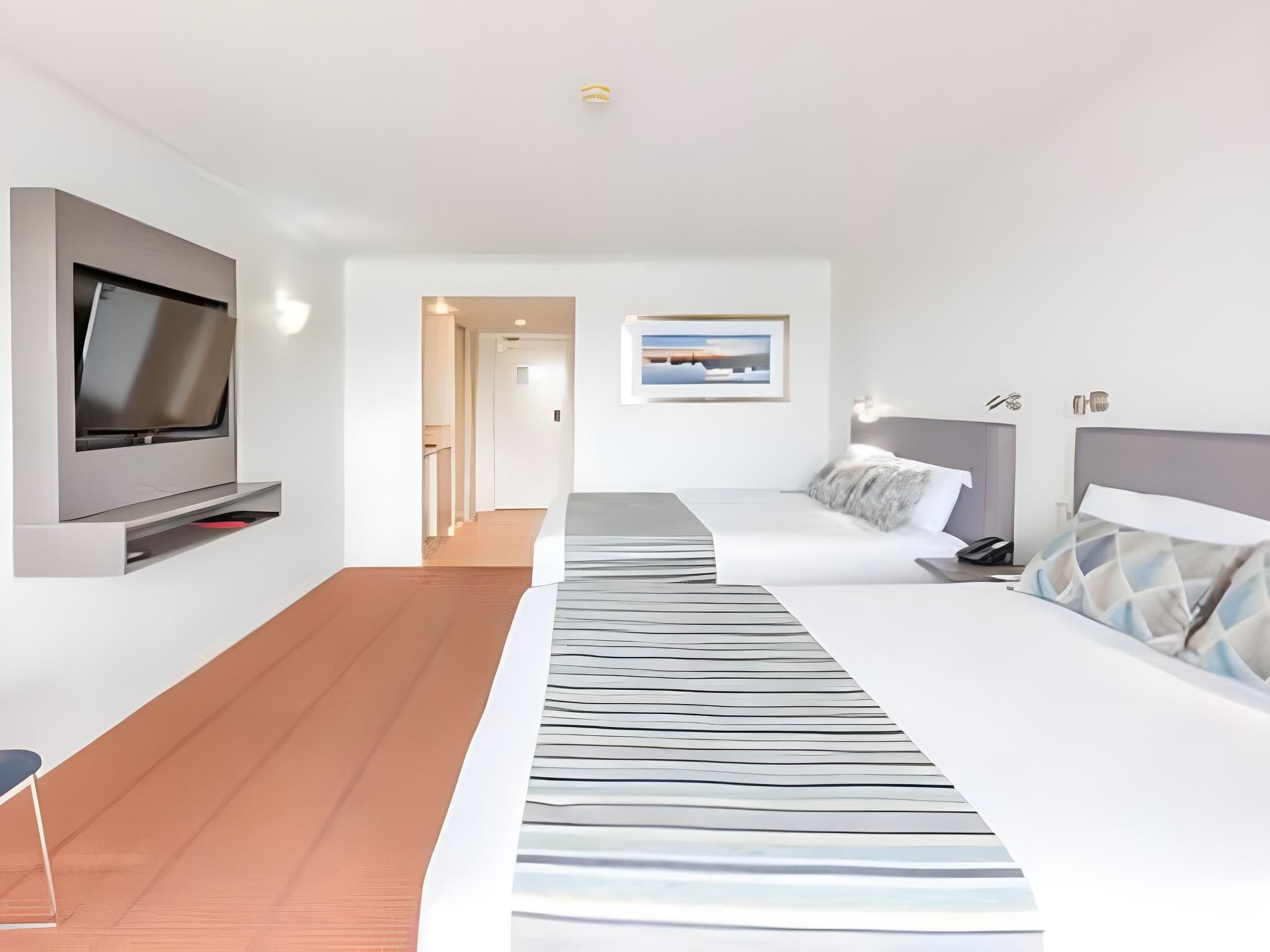 Hope Harbour Hotel Queen Room with Balcony 2