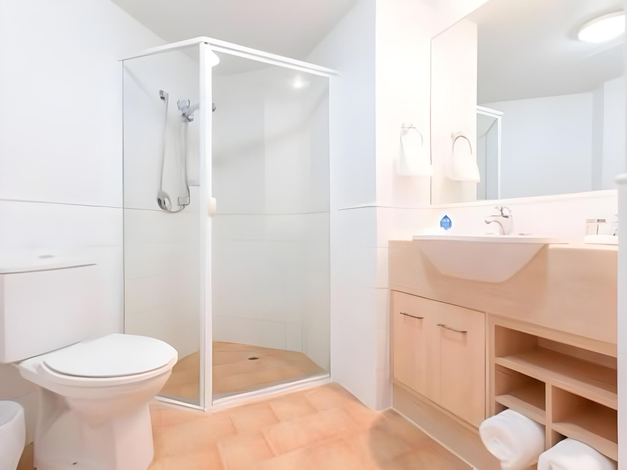 Hope Harbour Hotel Queen Room with Balcony 3