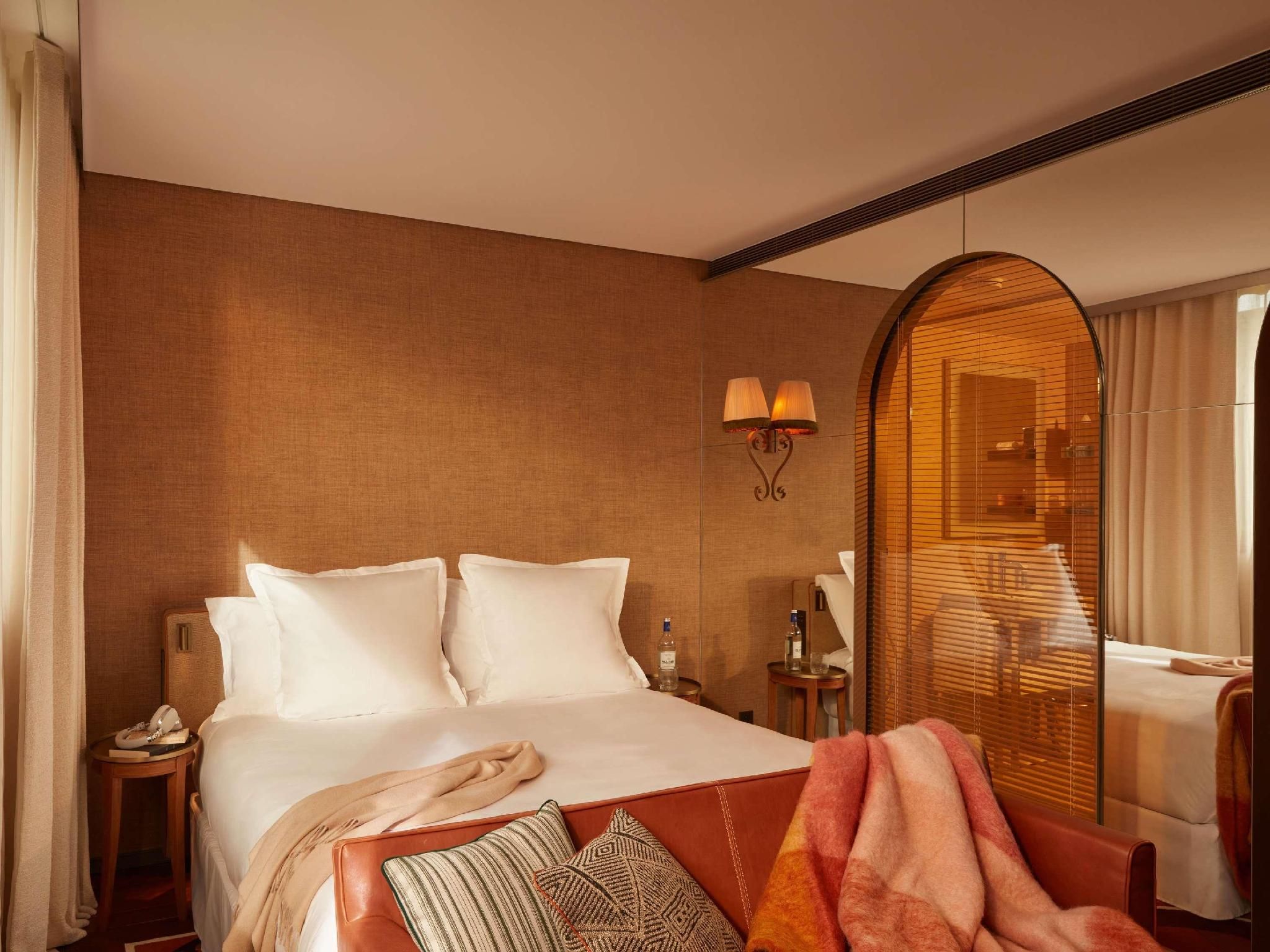 Mondrian Bordeaux Les Carmes Superior room with 1 Queen bed