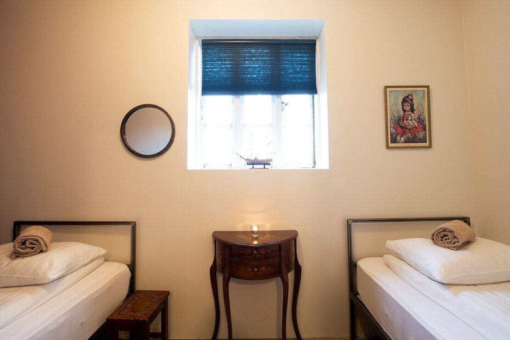 Sjávarborg Twin Room, 2 Twin Beds, Shared Bathroom, Ground Floor 5
