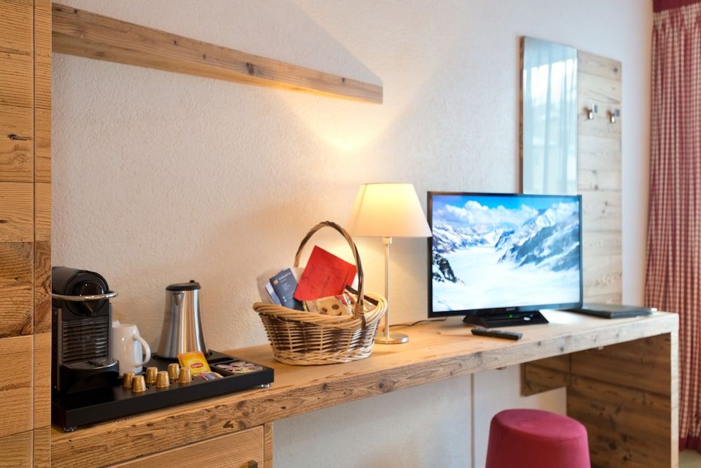 Hotel Bernerhof Grindelwald Deluxe Double Room, Balcony, Mountain View 2