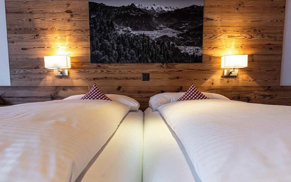 Hotel Bernerhof Grindelwald Deluxe Double Room, Balcony, Mountain View 13