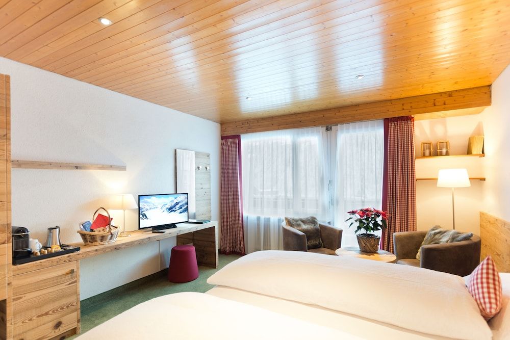 Hotel Bernerhof Grindelwald Deluxe Double Room, Balcony, Mountain View 3