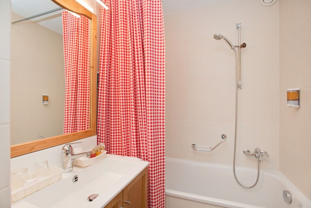 Hotel Bernerhof Grindelwald Superior Double Room, Balcony, Mountain View (Eiger) 15