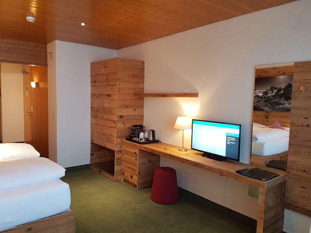 Hotel Bernerhof Grindelwald Deluxe Double Room, Balcony, Mountain View 8