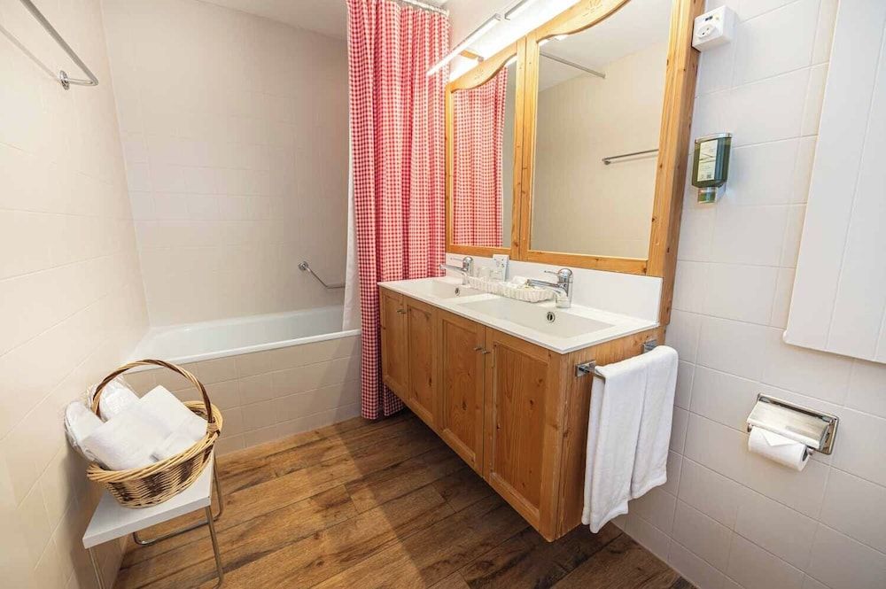 Hotel Bernerhof Grindelwald Deluxe Double Room, Balcony, Mountain View 23