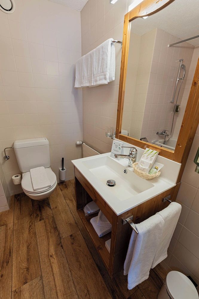 Hotel Bernerhof Grindelwald Standard Triple Room 9