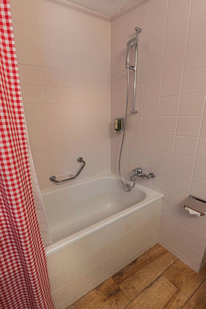 Hotel Bernerhof Grindelwald Standard Triple Room 8