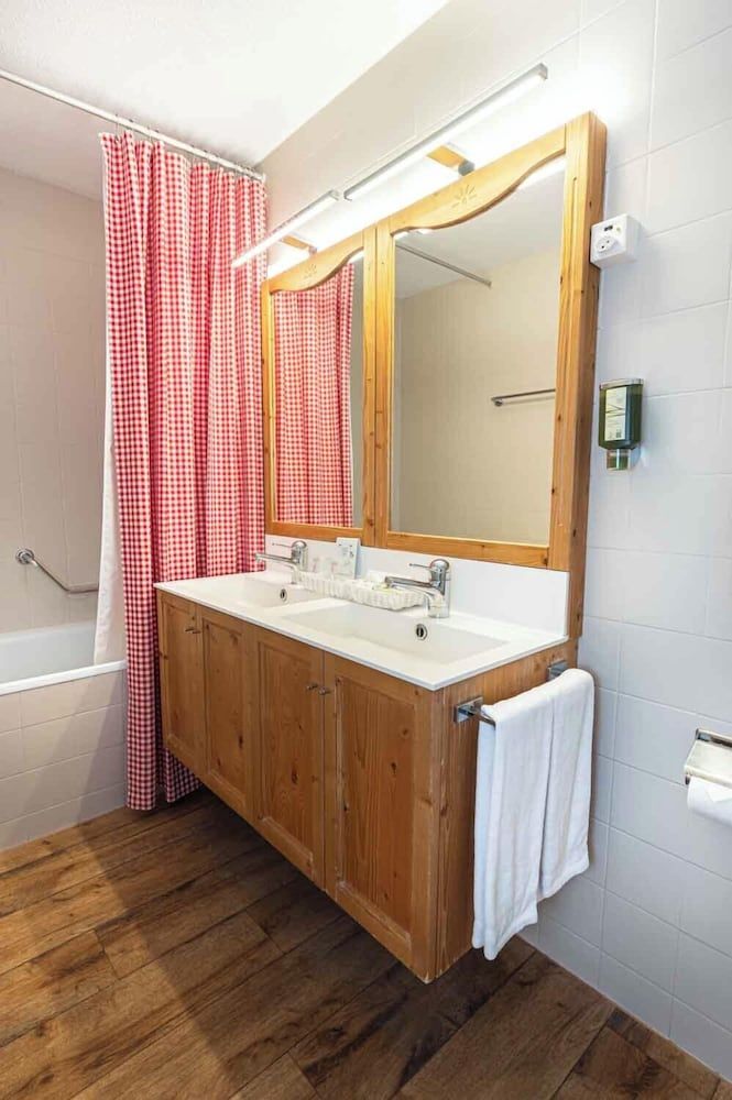 Hotel Bernerhof Grindelwald Deluxe Double Room, Balcony, Mountain View 22