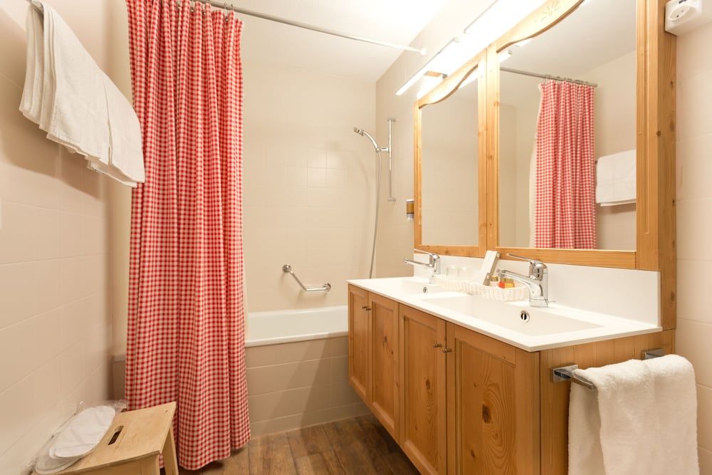 Hotel Bernerhof Grindelwald Deluxe Double Room, Balcony, Mountain View 19