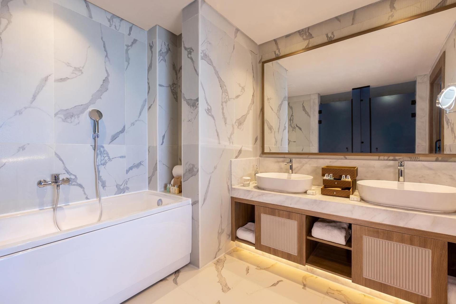 Senior Suite with Beach Side