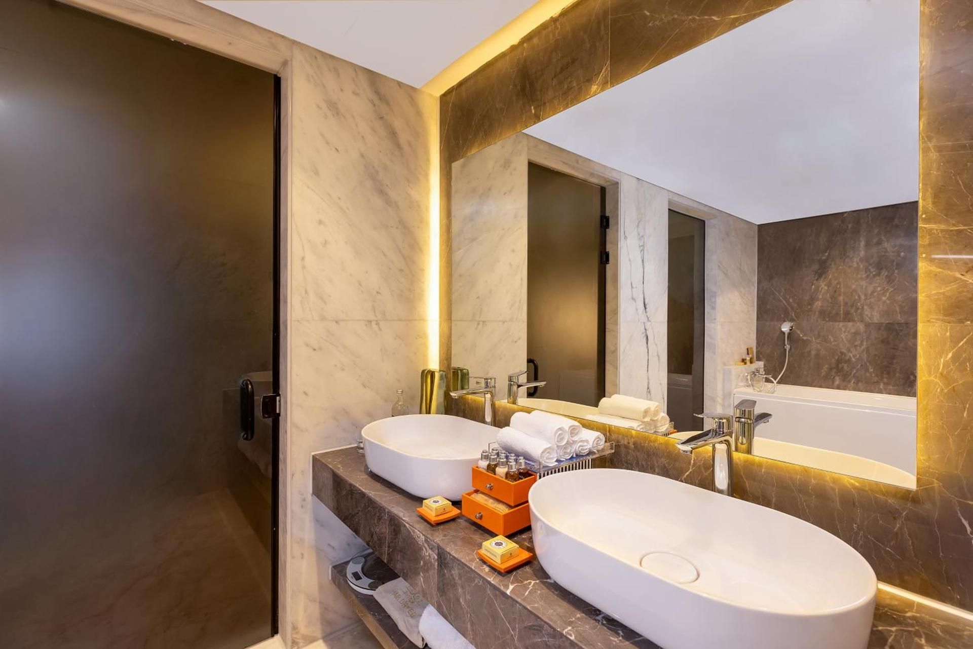 Presindential Suite with Beach Side