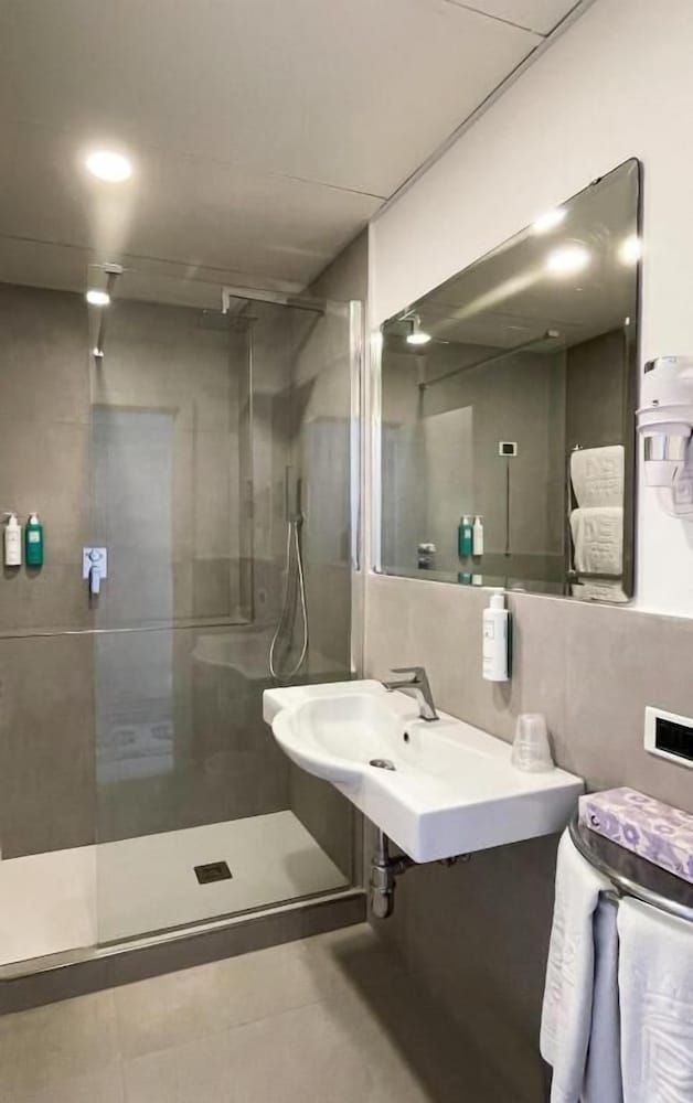 Hotel Regina Cristina Classic Double or Twin Room, City View 3